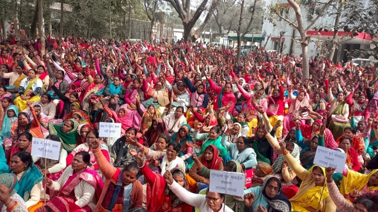मानदेय वृद्धि की मांग को लेकर आंगनबाड़ी कार्यकर्ताओं ने किया प्रदर्शन