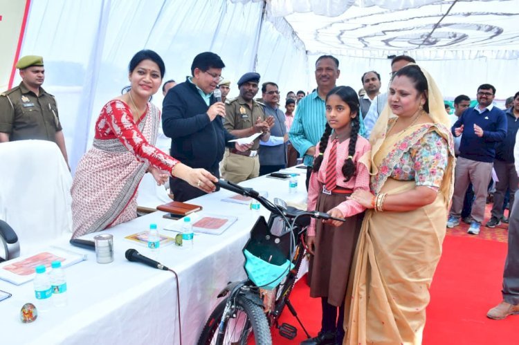 ग्राoपंo बहादुर नगर: डीएम ने ग्राम चौपाल लगाकर सुनी लोगों की समस्याएं  डीएम ने कम्पोजिट विद्यालय बहादुर नगर में एमडीएम शेड और स्मार्ट क्लास का किया उद्घाटन