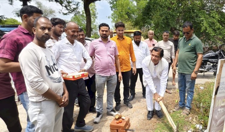 20.98 लाख की लागत से सीसी रोड व नाली निर्माण कार्य शुरू, प्रभात साहू ने फावड़ा मारकर किया शुभारंभ