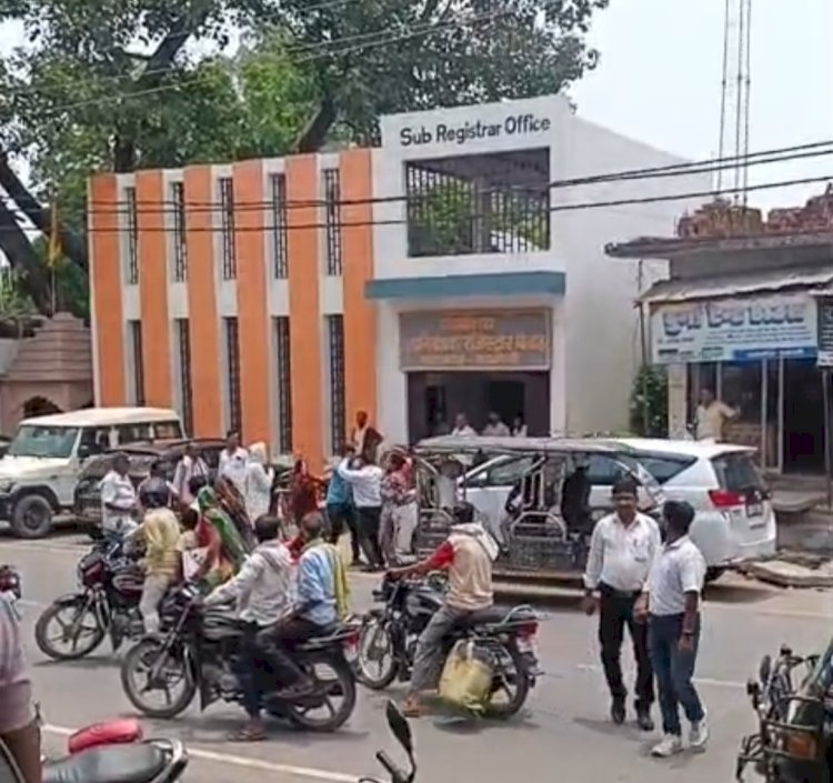 बेटी को जमीन दान करने पर हंगामा, पहुंच गई पुलिस