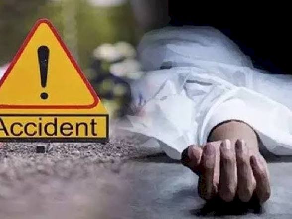 पिकअप की टक्कर से महिला की मौत, आक्रोशित परिजनों ने शव रखकर किया प्रदर्शन